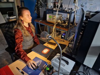 PhD researcher Valérie Theuns using Raman spectroscopy under controlled atmospheres to study electrode materials at high temperature