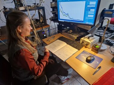 PhD researcher Valérie Theuns using Raman spectroscopy under controlled atmospheres to study electrode materials at high temperature
