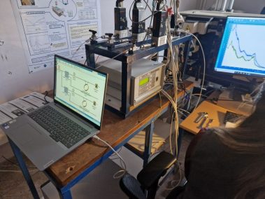 PhD researcher Valérie Theuns using Raman spectroscopy under controlled atmospheres to study electrode materials at high temperature