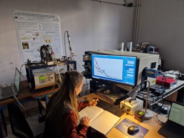 PhD researcher Valérie Theuns using Raman spectroscopy under controlled atmospheres to study electrode materials at high temperature