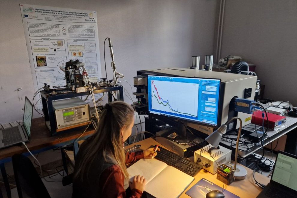 PhD researcher Valérie Theuns using Raman spectroscopy under controlled atmospheres to study electrode materials at high temperature