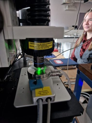 PhD researcher Valérie Theuns using Raman spectroscopy under controlled atmospheres to study electrode materials at high temperature